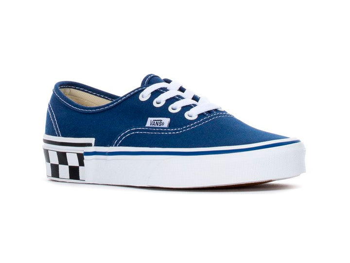Tenis Vans Authentic azul marino con suela blanca y patrón de cuadros en el talón.