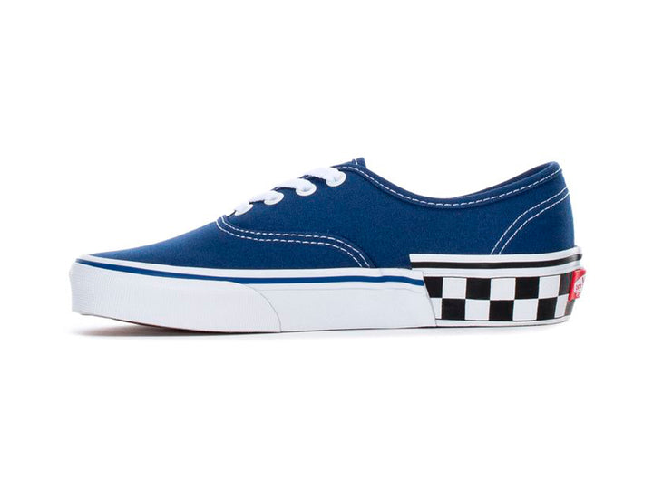 Tenis Vans Authentic azul marino con suela blanca y patrón de cuadros en el talón.
