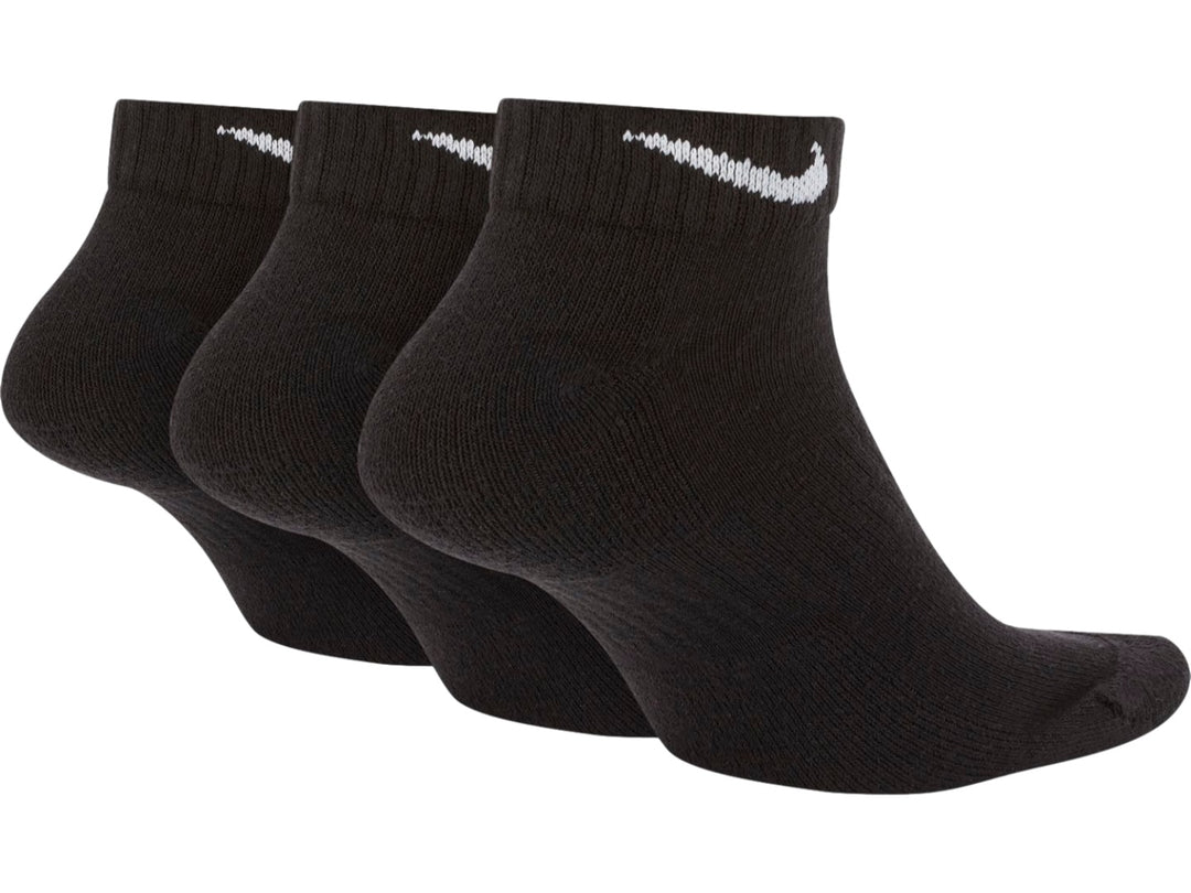 Pack de tres calcetines Nike Everyday Cushioned Low en color negro con logotipo blanco.