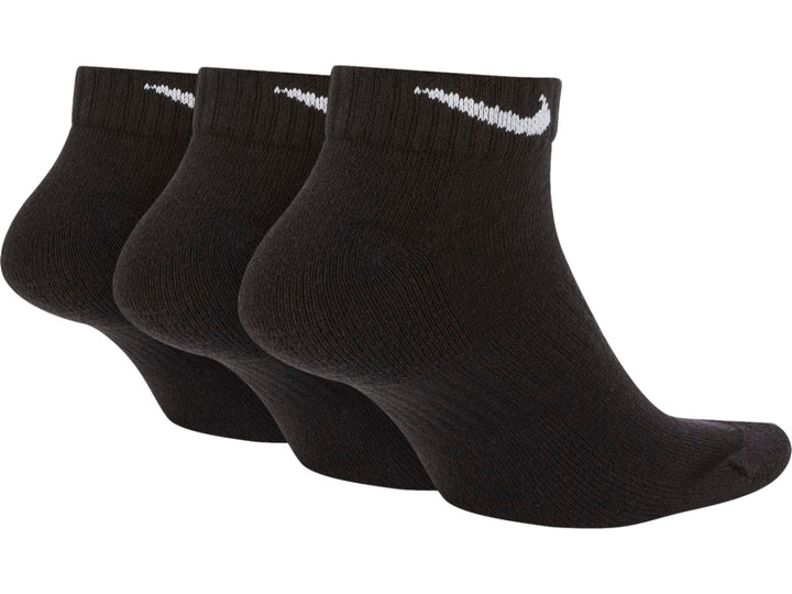 Pack de tres calcetines Nike Everyday Cushioned Low en color negro con logotipo blanco.