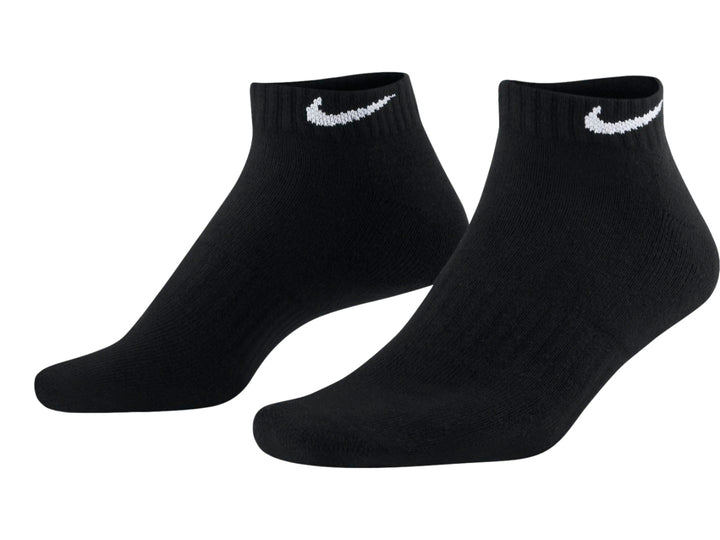Pack de tres calcetines Nike Everyday Cushioned Low en color negro con logotipo blanco.