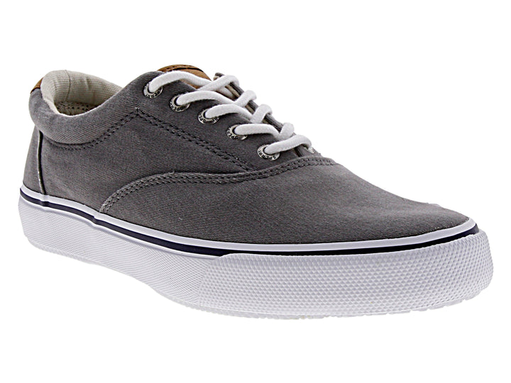 Tenis urbanos Sperry de color gris con suela blanca y cordones blancos.
