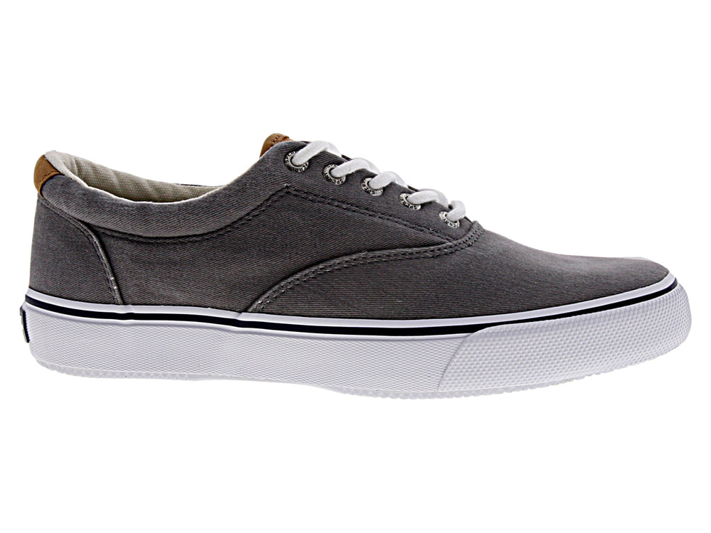 Tenis urbanos Sperry de color gris con suela blanca y cordones blancos.