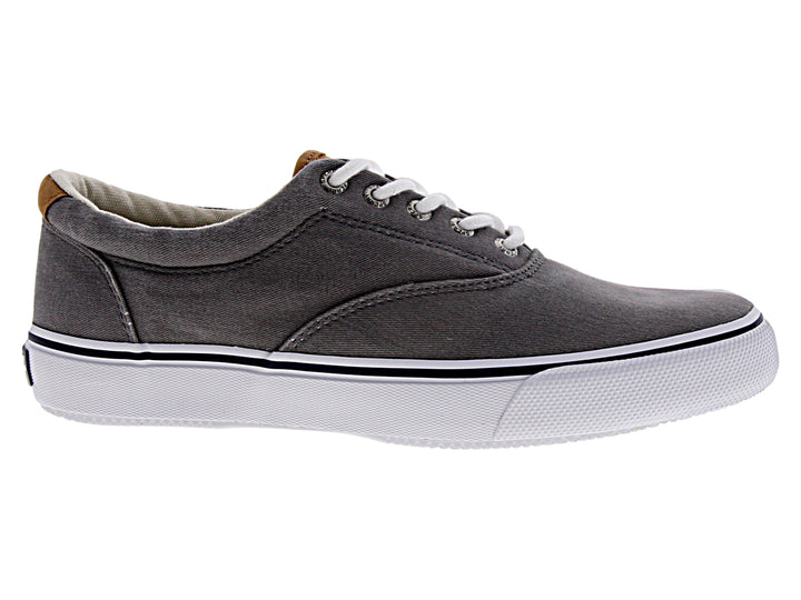 Tenis urbanos Sperry de color gris con suela blanca y cordones blancos.