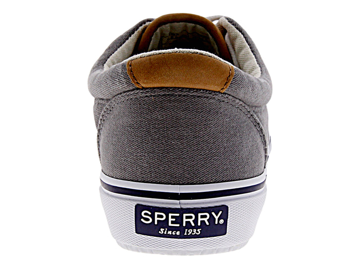 Tenis urbanos Sperry de color gris con suela blanca y cordones blancos.