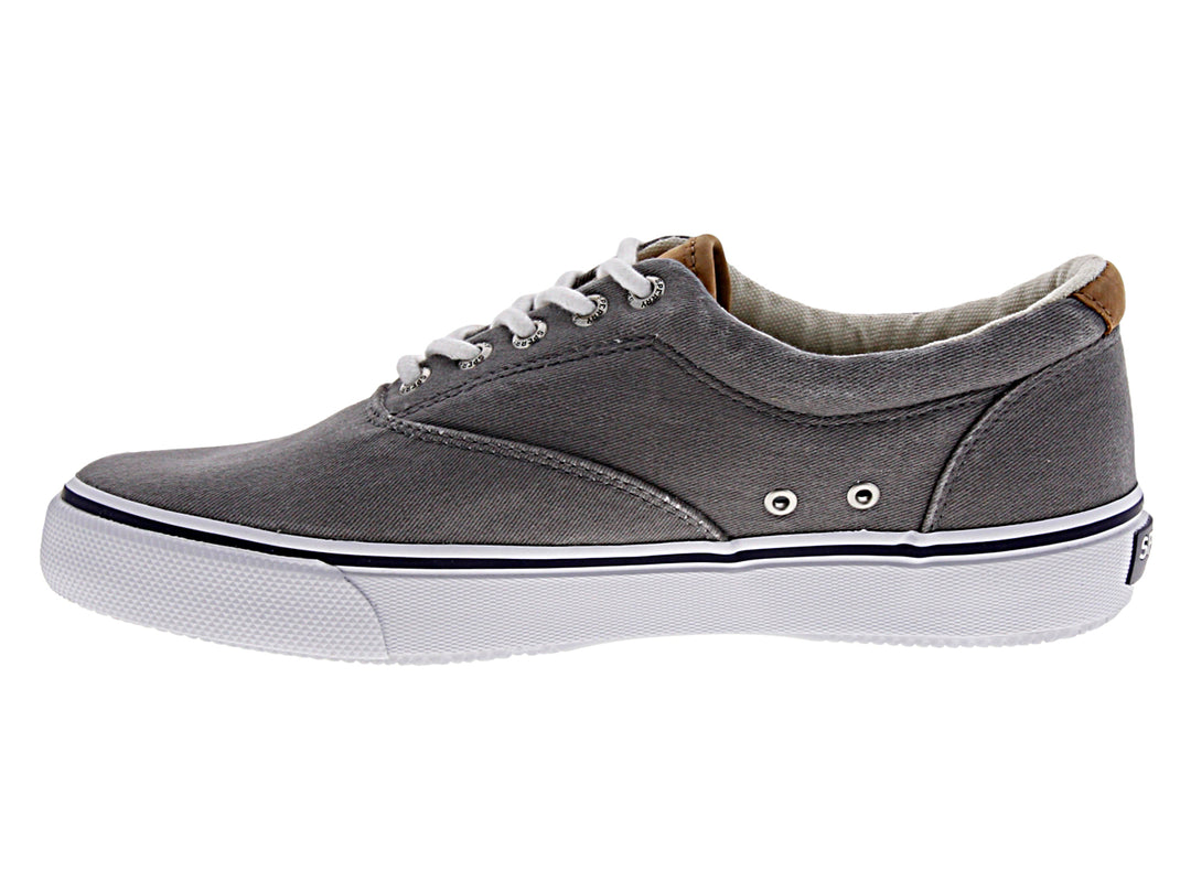 Tenis urbanos Sperry de color gris con suela blanca y cordones blancos.