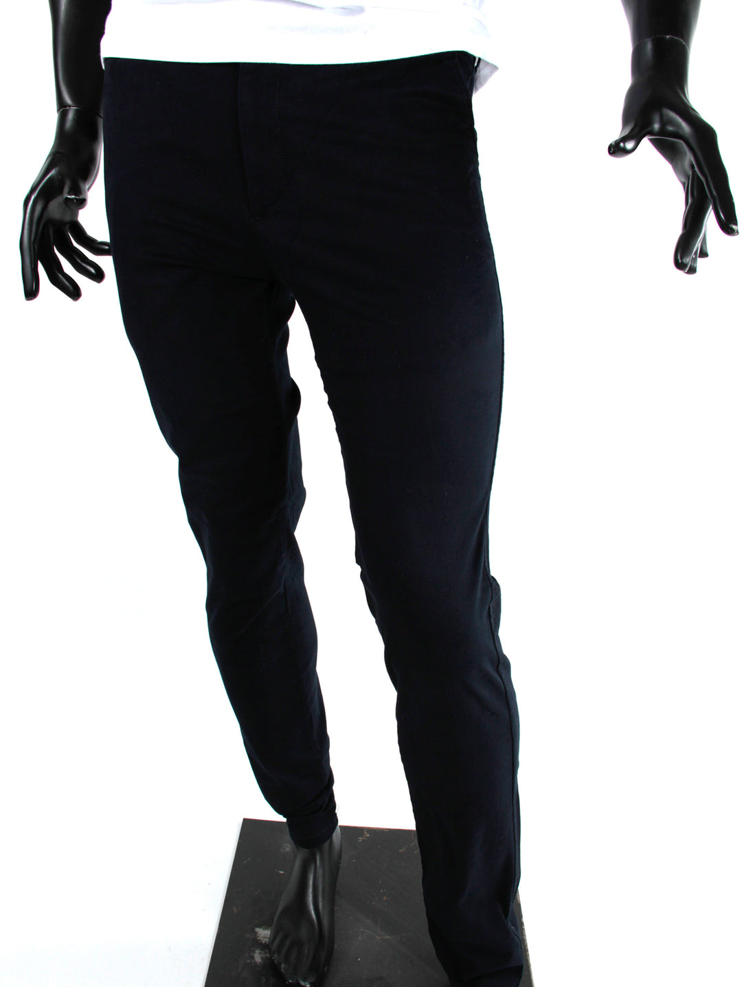 Pantalón ajustado de color negro para Hombre sobre un maniquí.