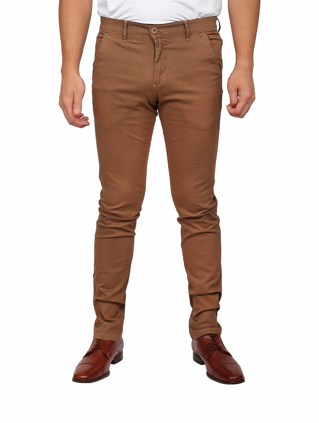 Hombre vistiendo pantalón de gabardina color khaki de corte ajustado y zapatos cafés.
