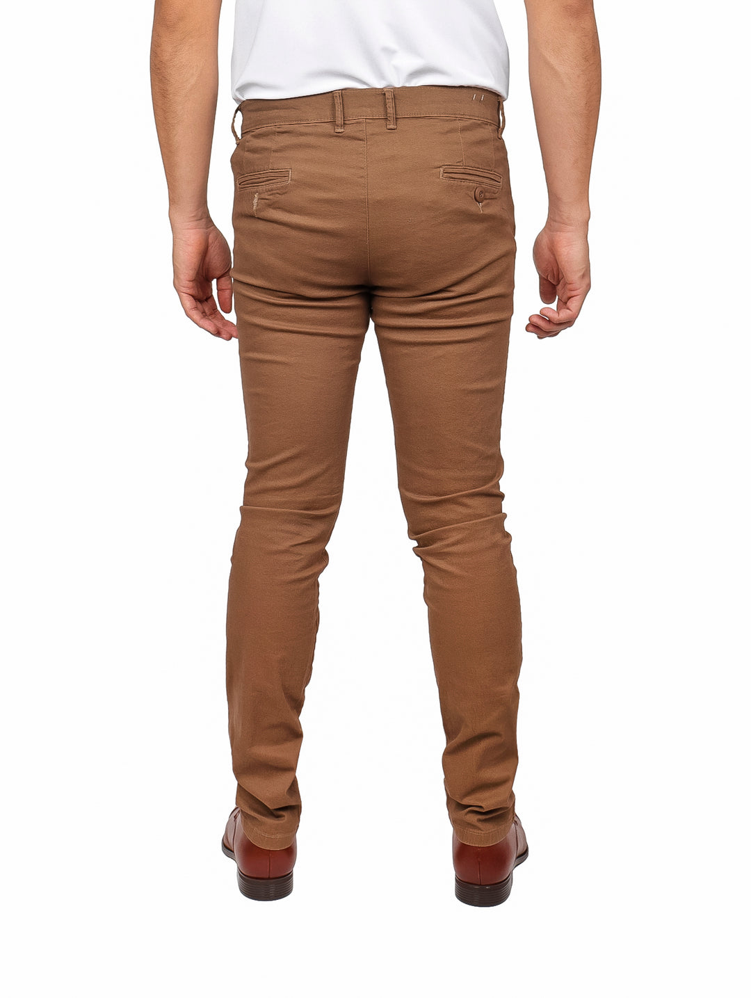 Hombre vistiendo pantalón de gabardina color khaki de corte ajustado y zapatos cafés.