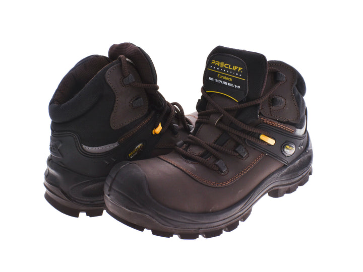 Botas de seguridad industriales color café con casquillo de poliamida y suela negra para hombre.