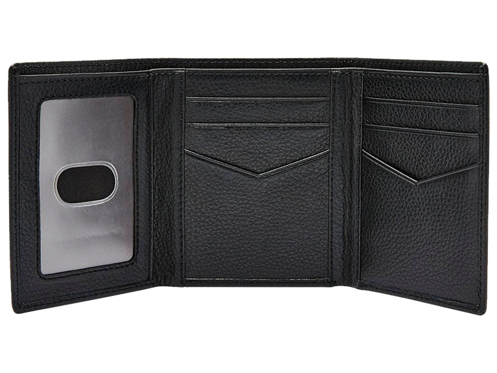 Cartera Fossil Wilder trifold de cuero color negro con logo grabado en la parte inferior.