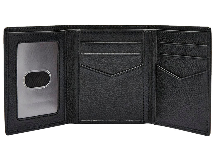 Cartera Fossil Wilder trifold de cuero color negro con logo grabado en la parte inferior.