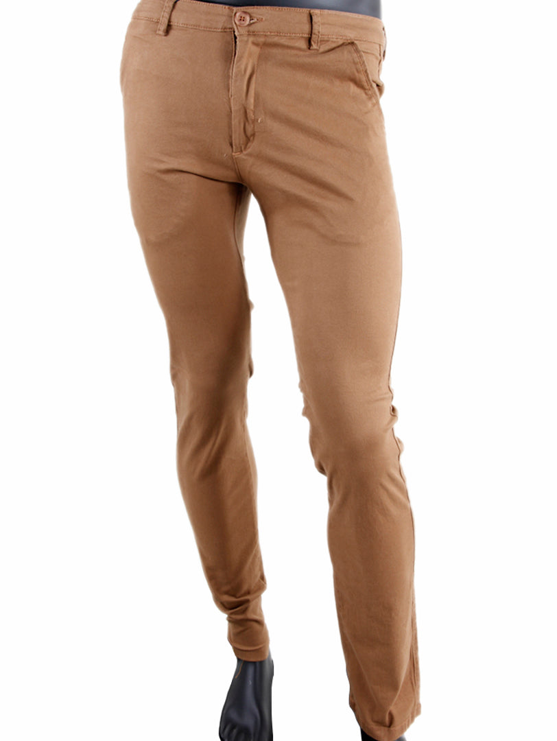 Pantalón beige de corte ajustado para hombre sobre fondo blanco.