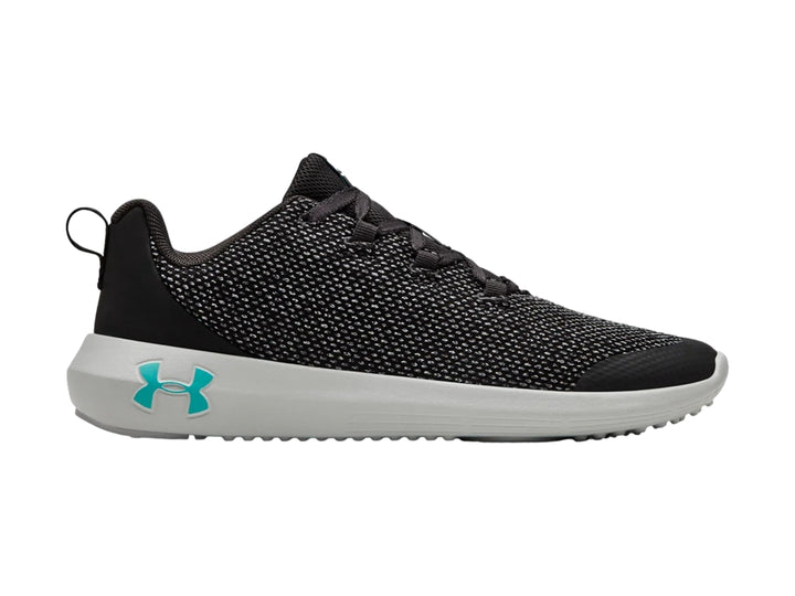 Tenis Under Armour color gris con detalles en negro y suela blanca.