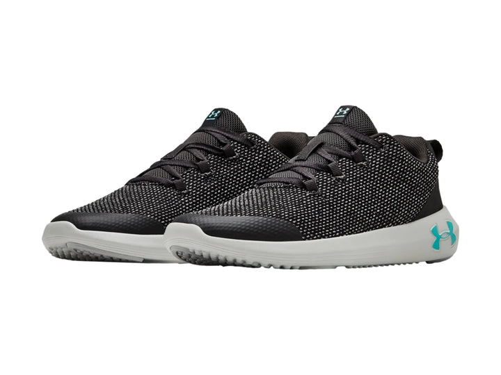 Tenis Under Armour color gris con detalles en negro y suela blanca.