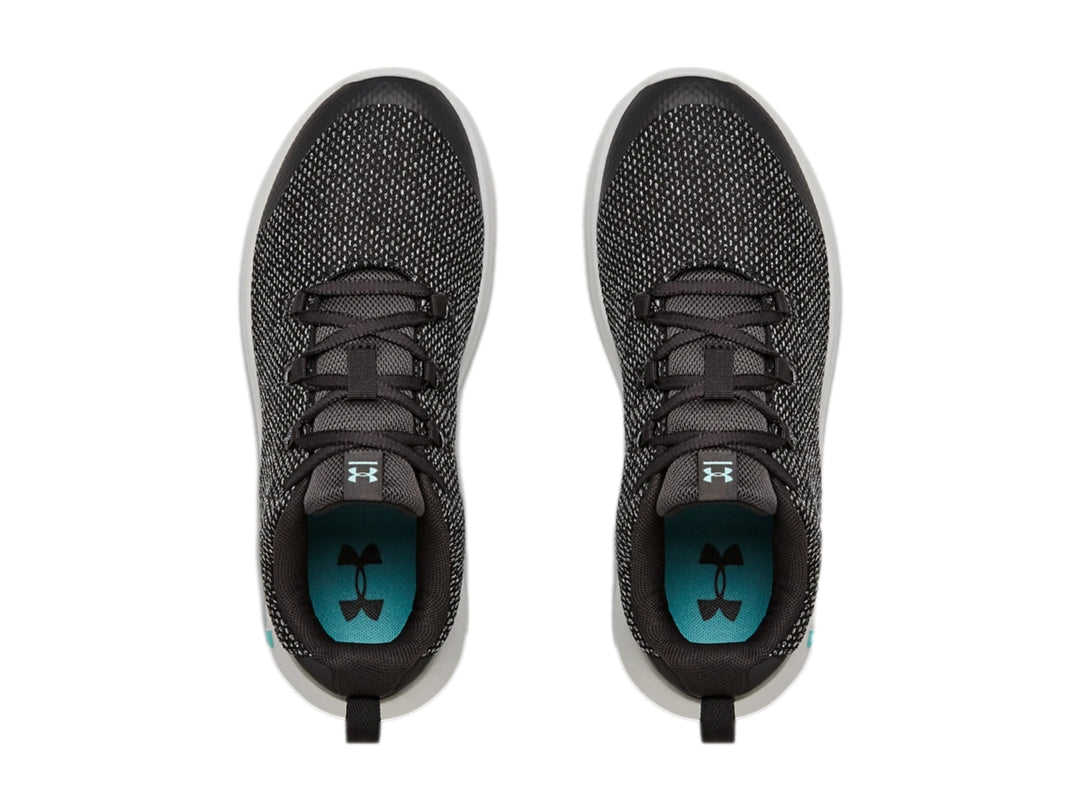 Tenis Under Armour color gris con detalles en negro y suela blanca.