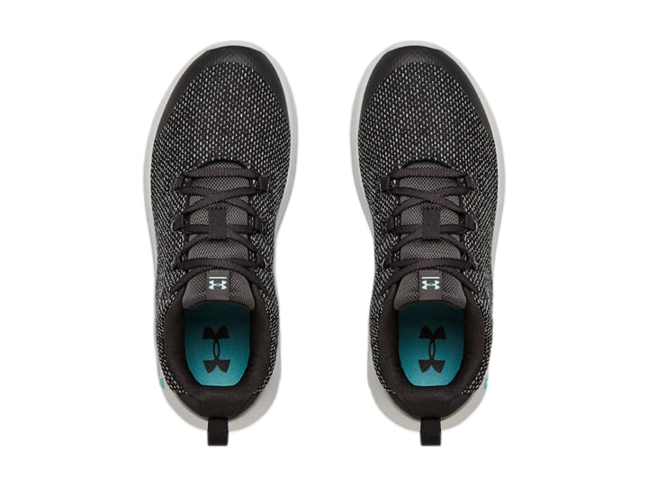 Tenis Under Armour color gris con detalles en negro y suela blanca.