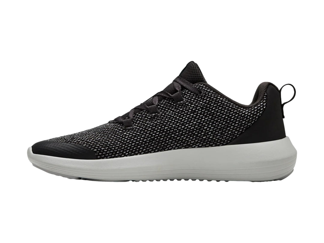 Tenis Under Armour color gris con detalles en negro y suela blanca.