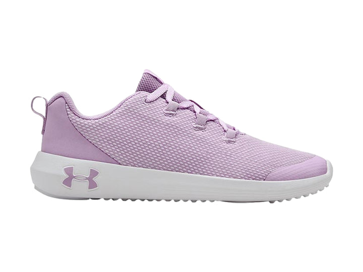 Tenis deportivos Under Armour color morado con suela blanca para niña.
