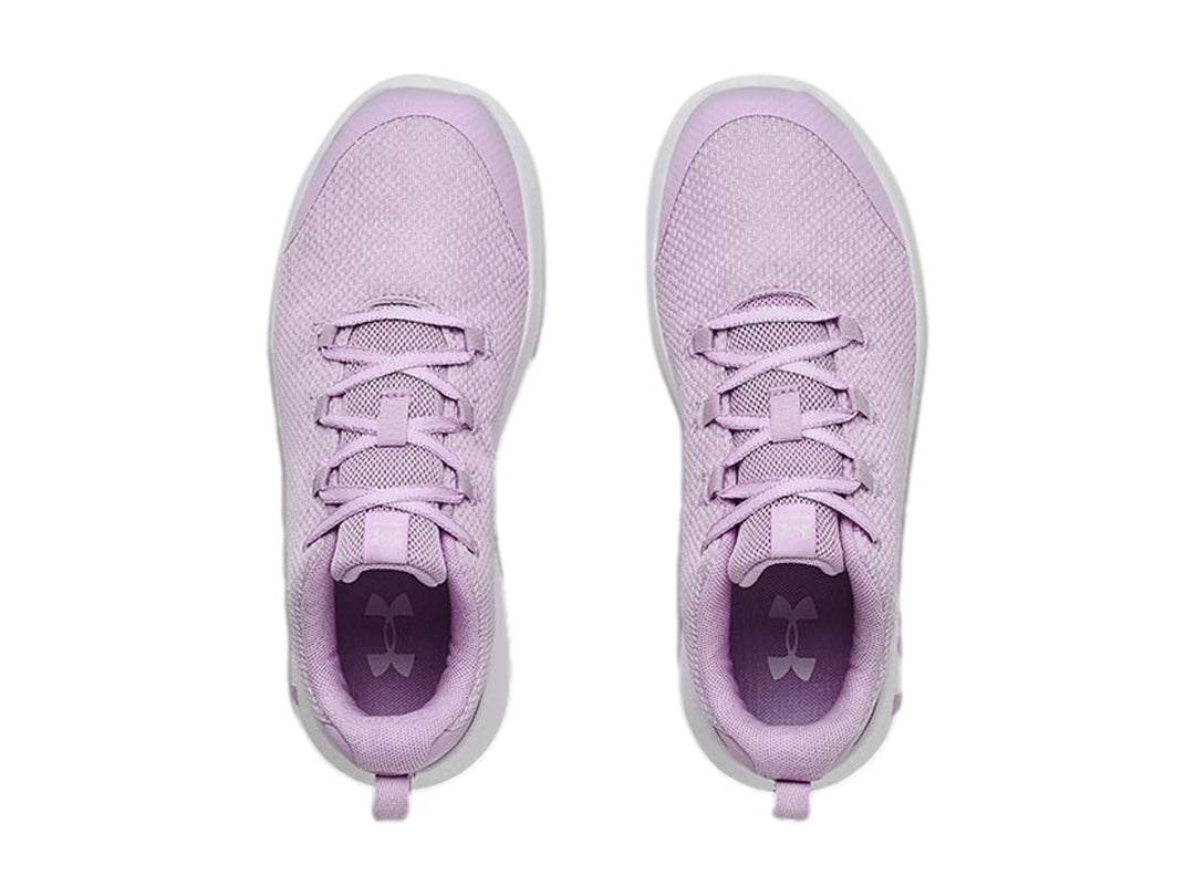 Tenis deportivos Under Armour color morado con suela blanca para niña.