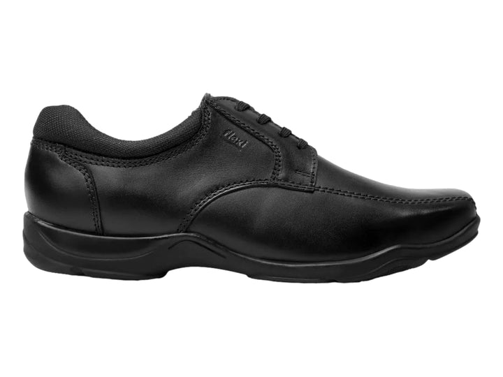 Zapato Flexi color negro para niños, de cuero con cordones y suela cómoda.
