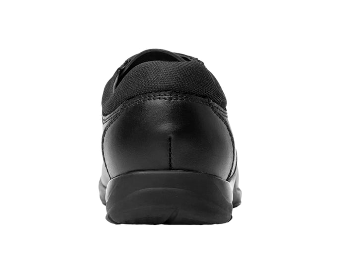 Zapato Flexi color negro para niños, de cuero con cordones y suela cómoda.