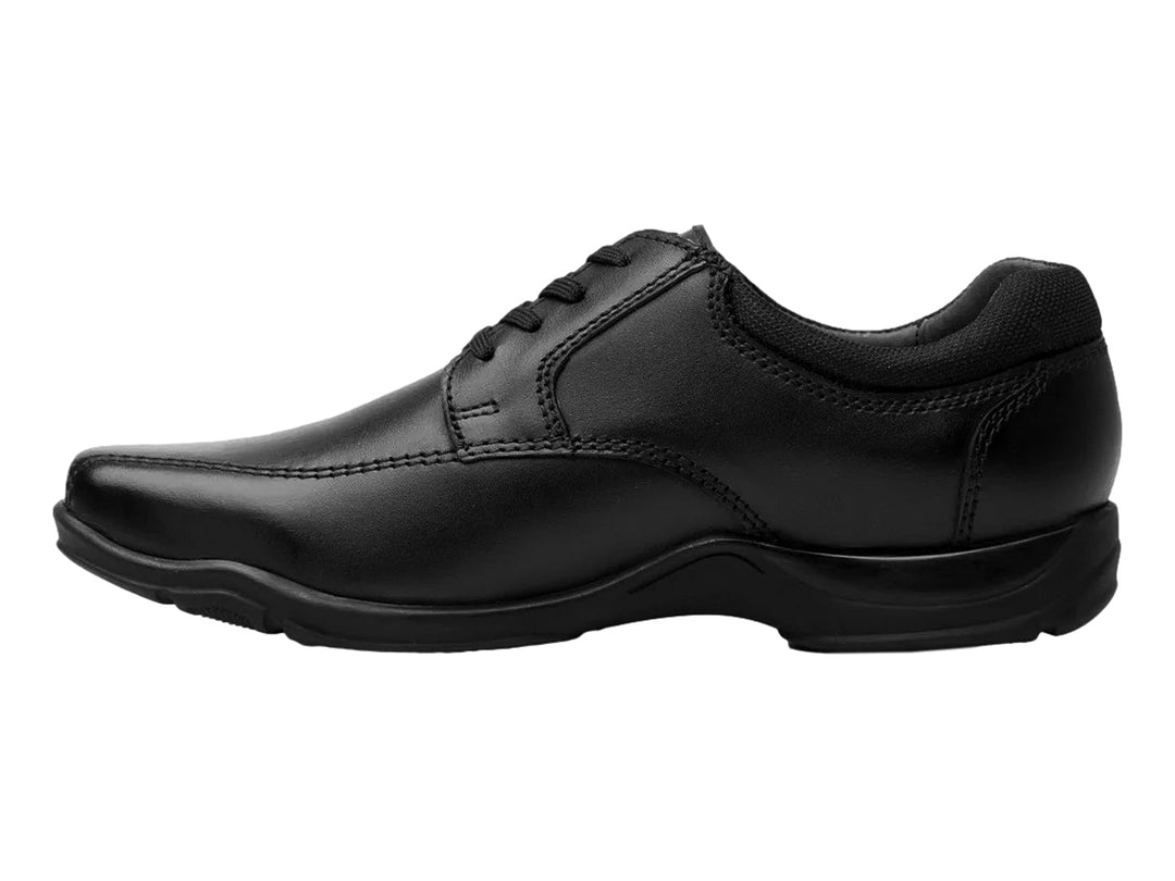 Zapato Flexi color negro para niños, de cuero con cordones y suela cómoda.