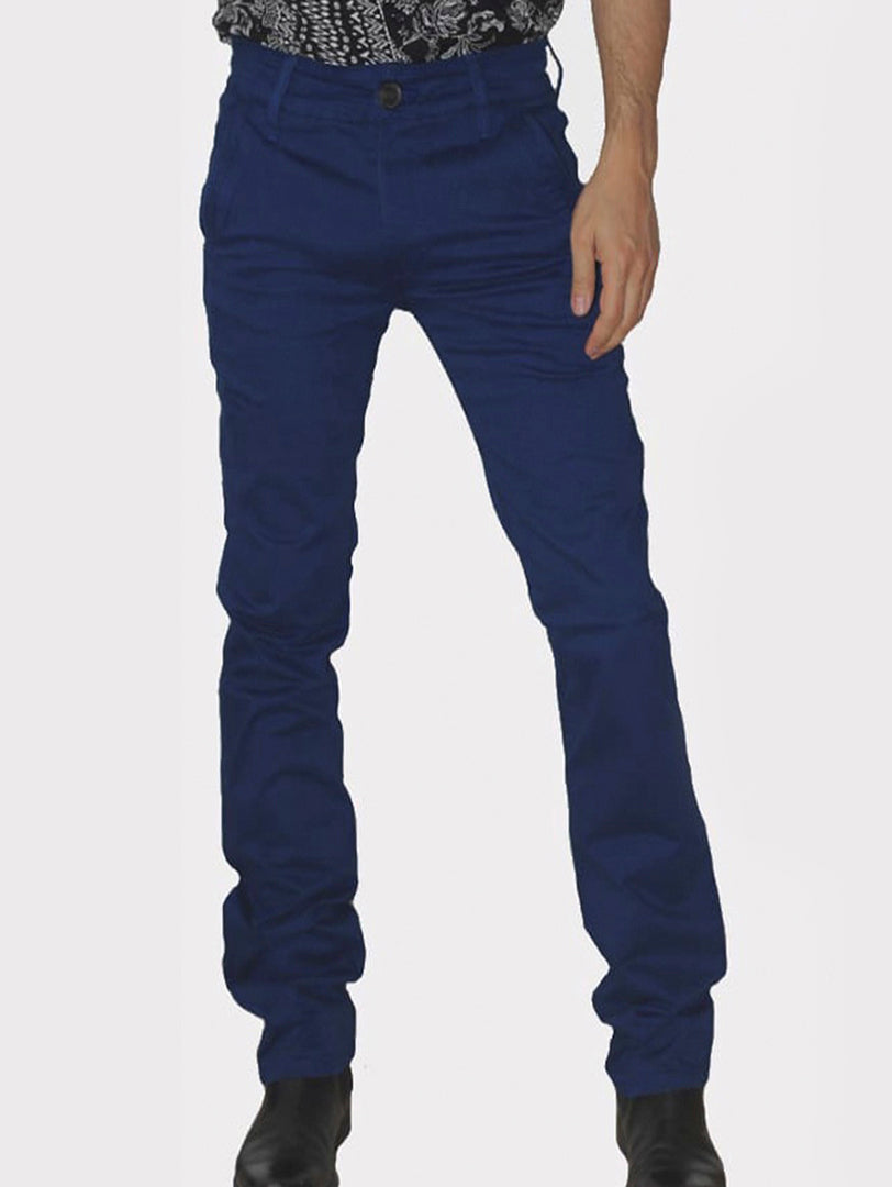 Hombre vistiendo pantalón ajustado color azul petroleo de la marca Gevy Jeans.