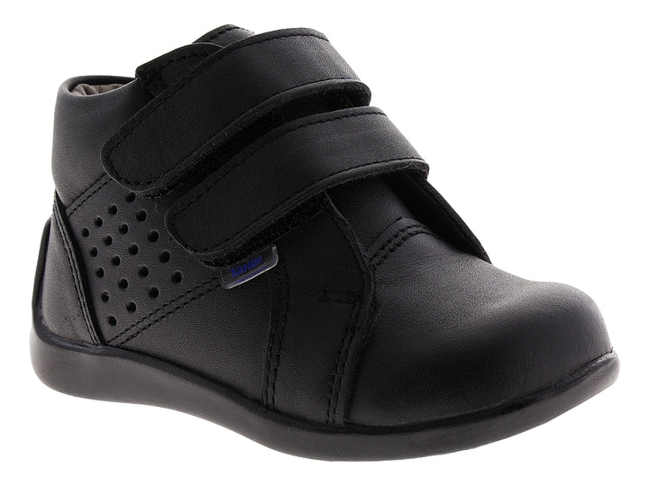 Zapato infantil color negro con cierre de velcro y detalles perforados.