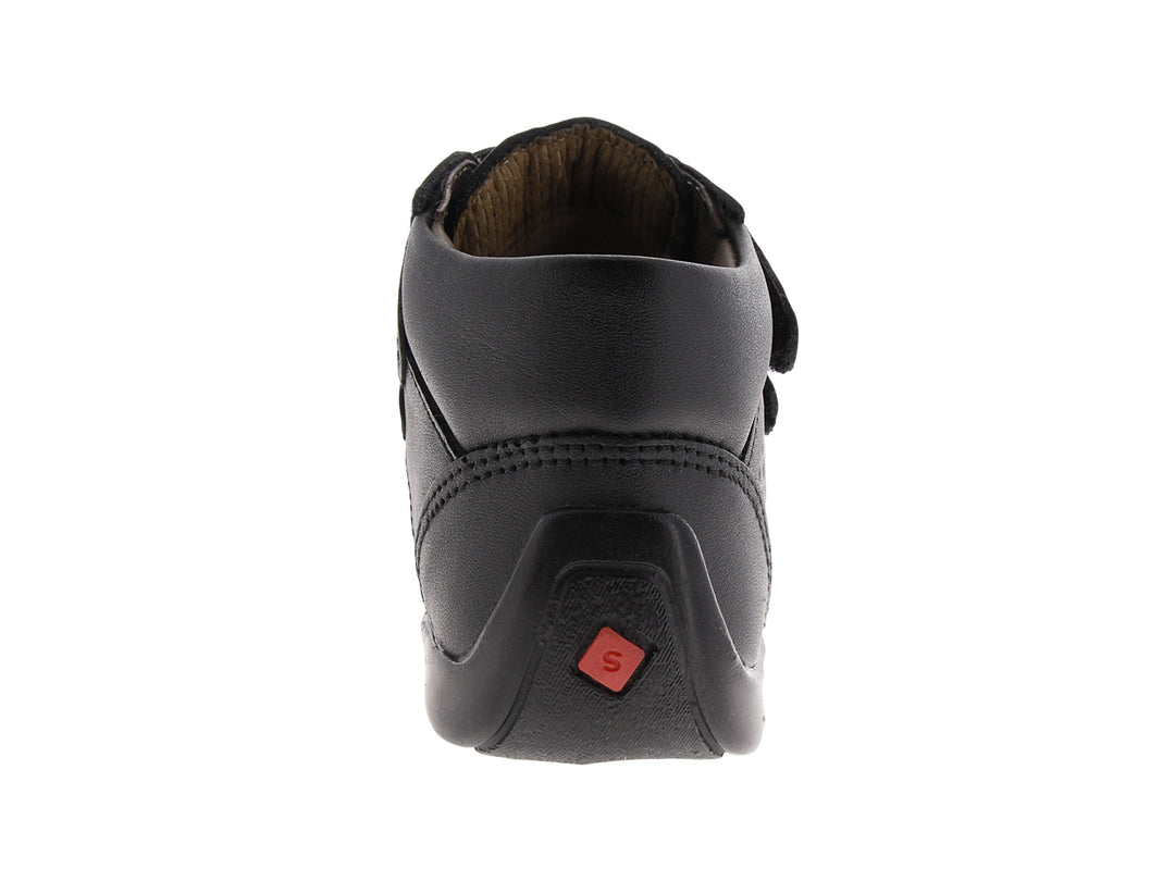 Zapato infantil color negro con cierre de velcro y detalles perforados.