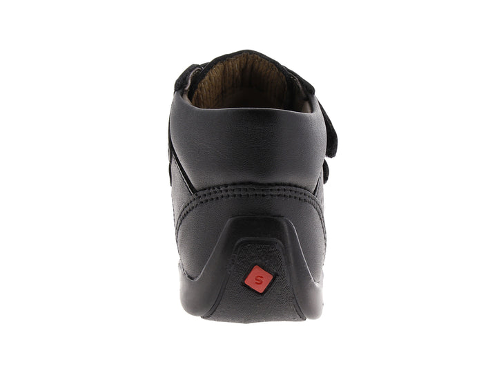 Zapato infantil color negro con cierre de velcro y detalles perforados.