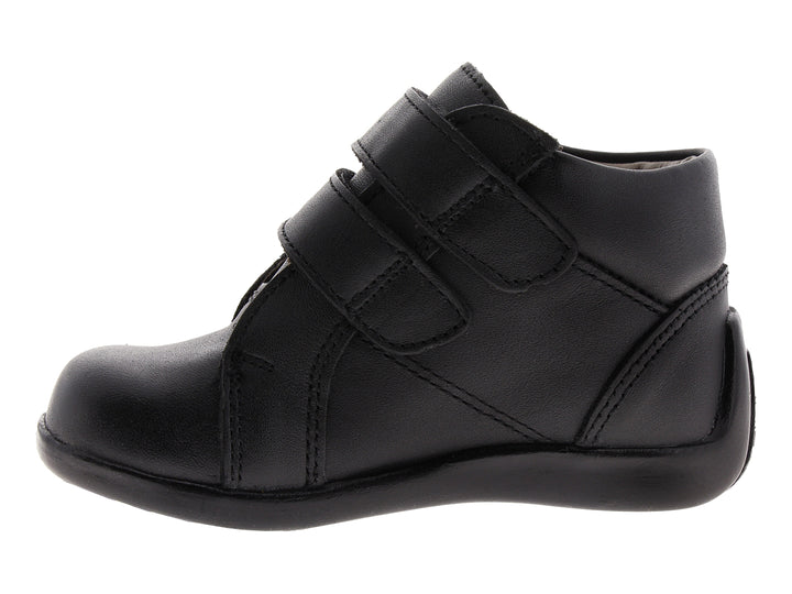 Zapato infantil color negro con cierre de velcro y detalles perforados.