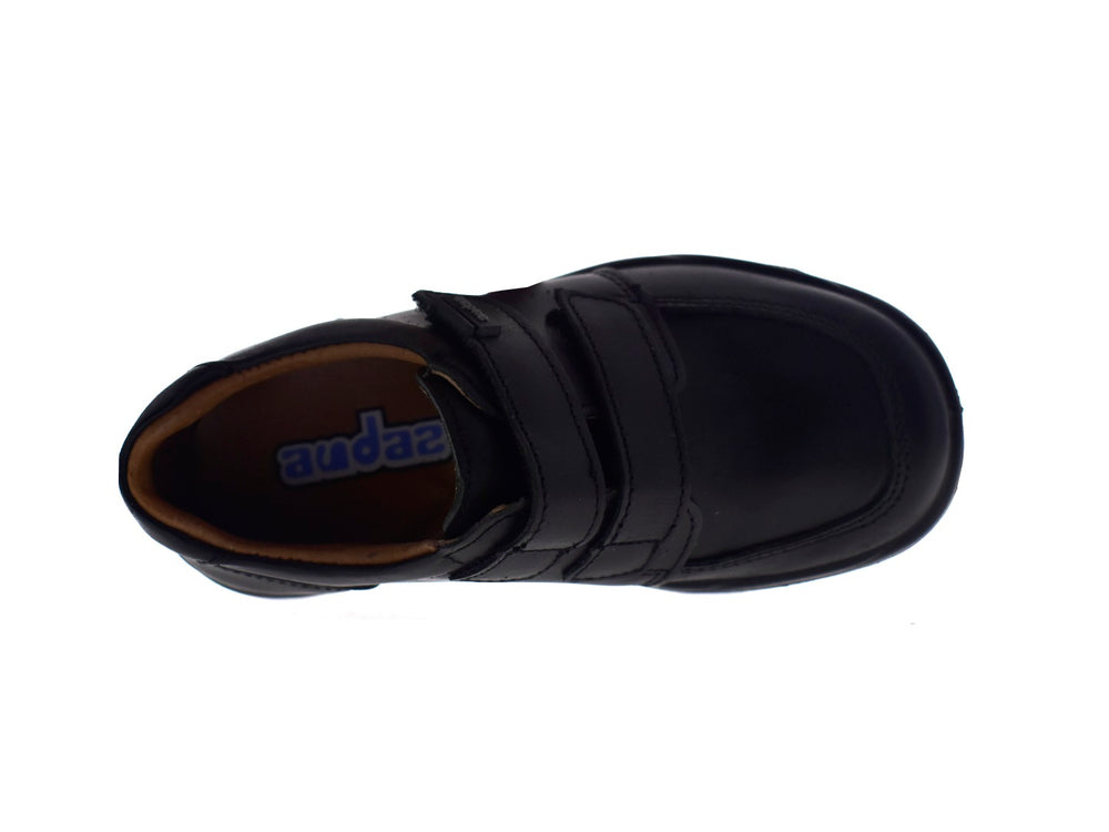 Par de zapatos negros para niño con cierre de velcro.