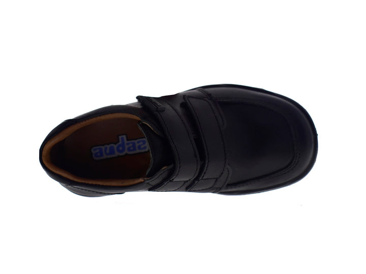 Par de zapatos negros para niño con cierre de velcro.
