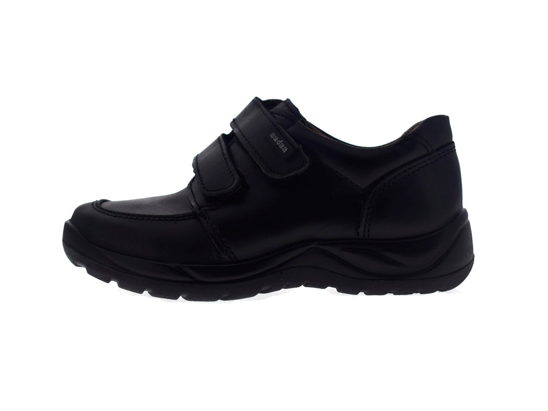 Par de zapatos negros para niño con cierre de velcro.