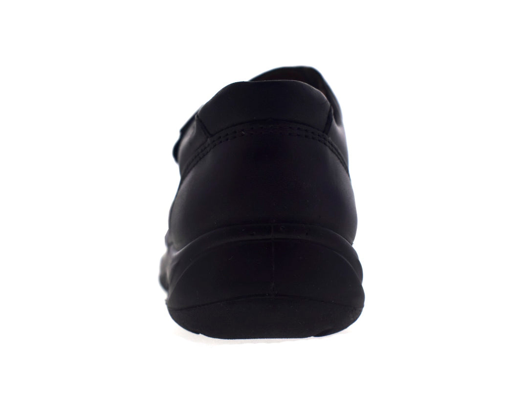 Par de zapatos negros para niño con cierre de velcro.