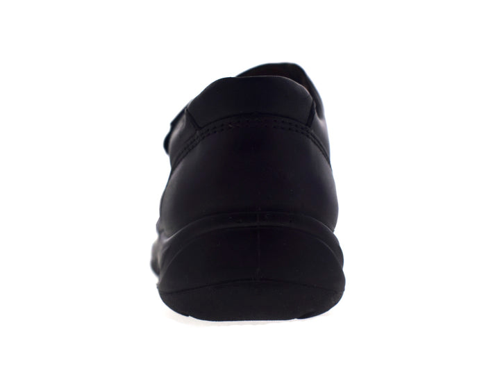 Par de zapatos negros para niño con cierre de velcro.