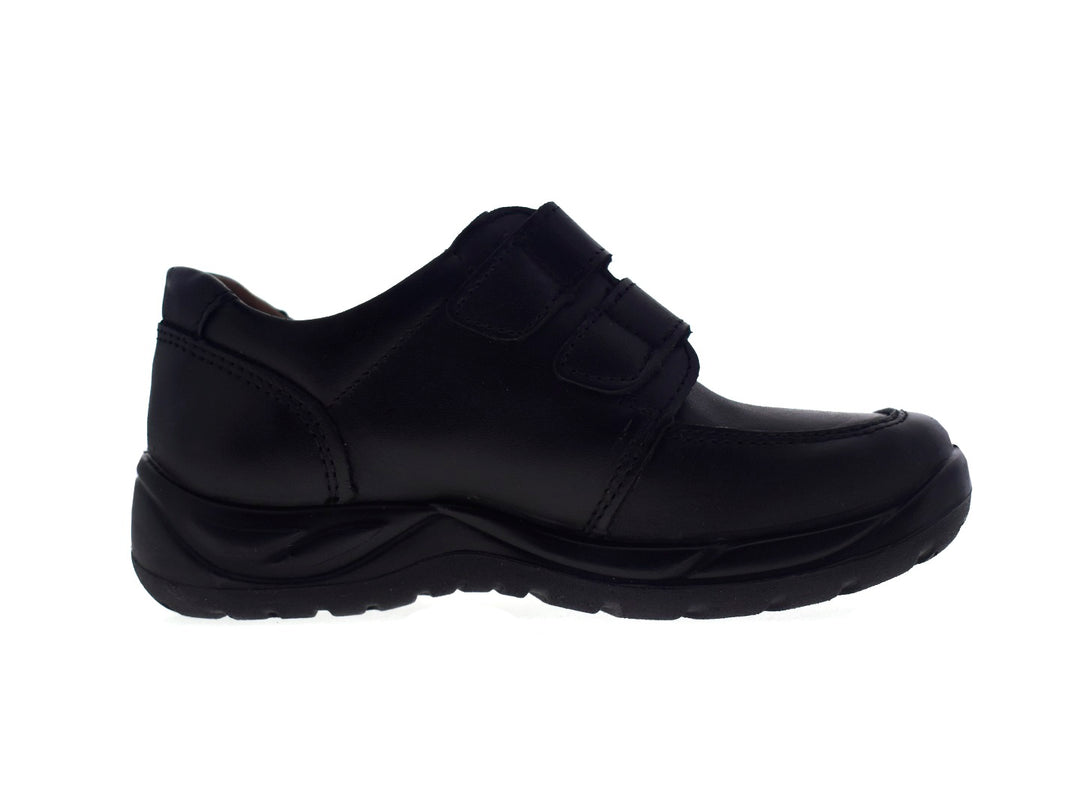 Par de zapatos negros para niño con cierre de velcro.