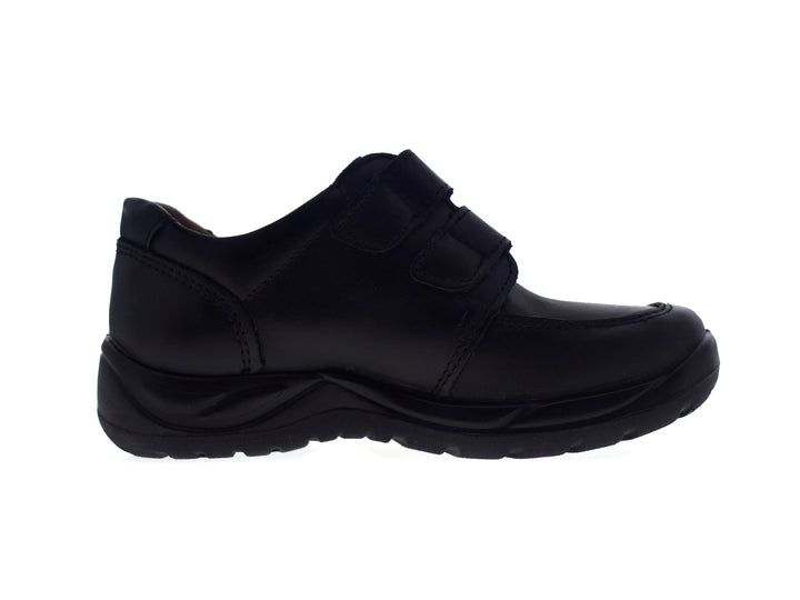 Par de zapatos negros para niño con cierre de velcro.