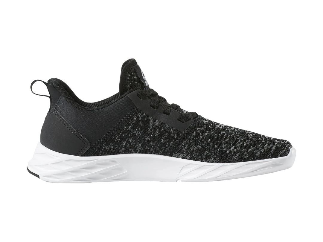 Tenis deportivos Reebok Astroride Strike en color negro con detalles grises y suela blanca.