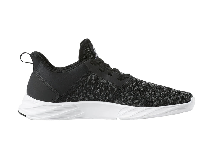 Tenis deportivos Reebok Astroride Strike en color negro con detalles grises y suela blanca.