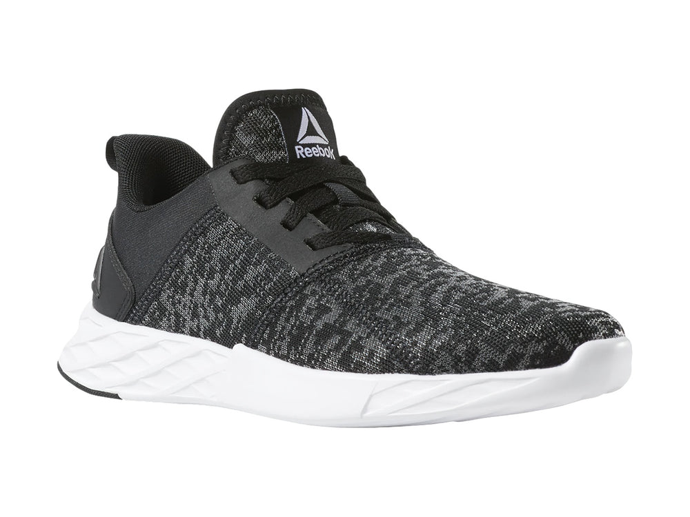 Tenis deportivos Reebok Astroride Strike en color negro con detalles grises y suela blanca.