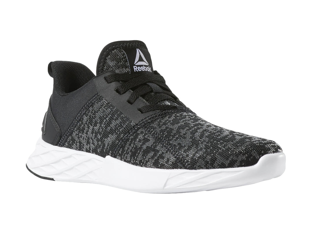 Tenis deportivos Reebok Astroride Strike en color negro con detalles grises y suela blanca.