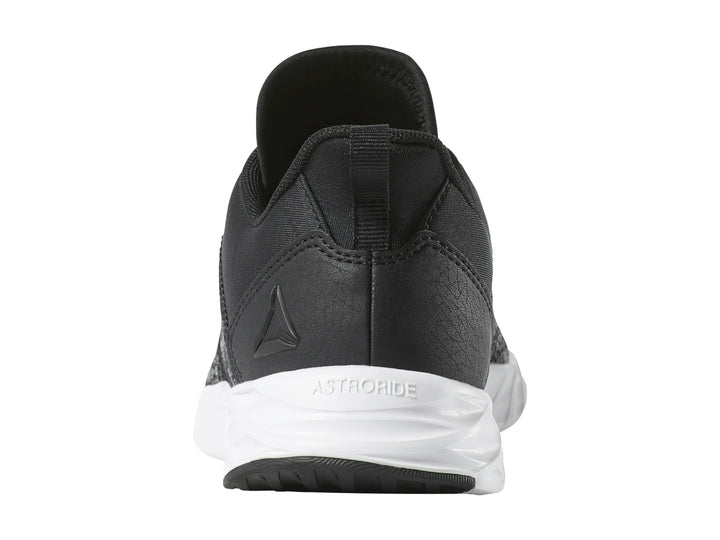 Tenis deportivos Reebok Astroride Strike en color negro con detalles grises y suela blanca.