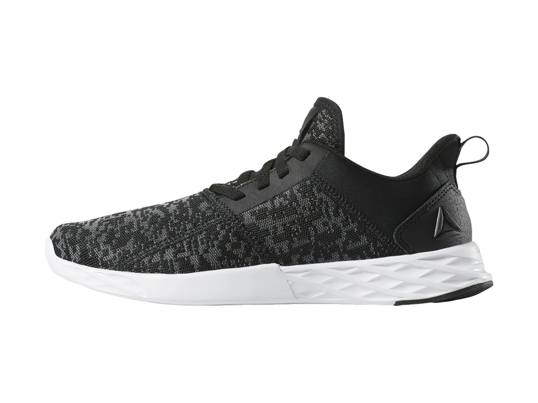 Tenis deportivos Reebok Astroride Strike en color negro con detalles grises y suela blanca.