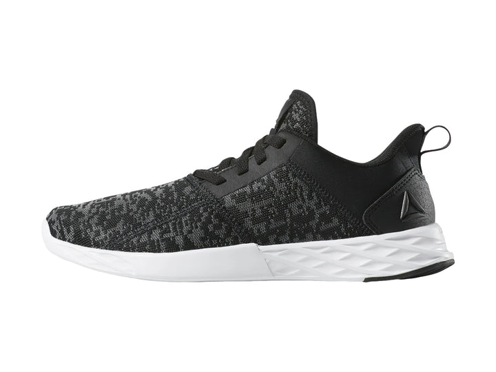 Tenis deportivos Reebok Astroride Strike en color negro con detalles grises y suela blanca.