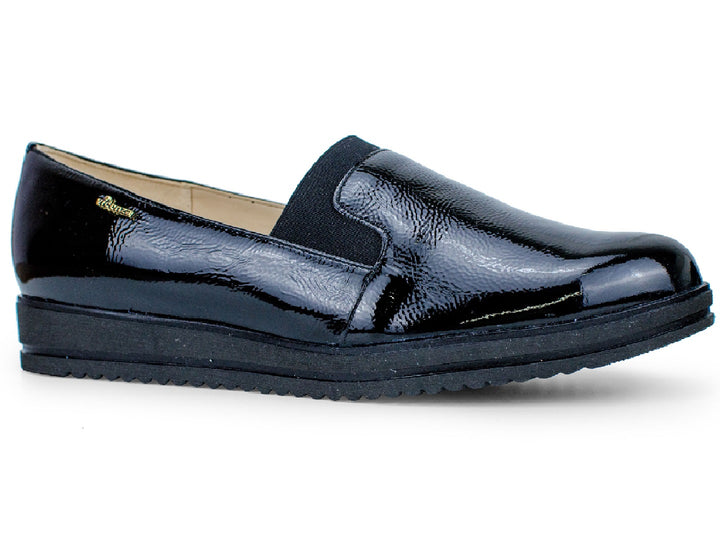 Zapato cerrado color negro brillante para Mujer, estilo confort con suela plana.