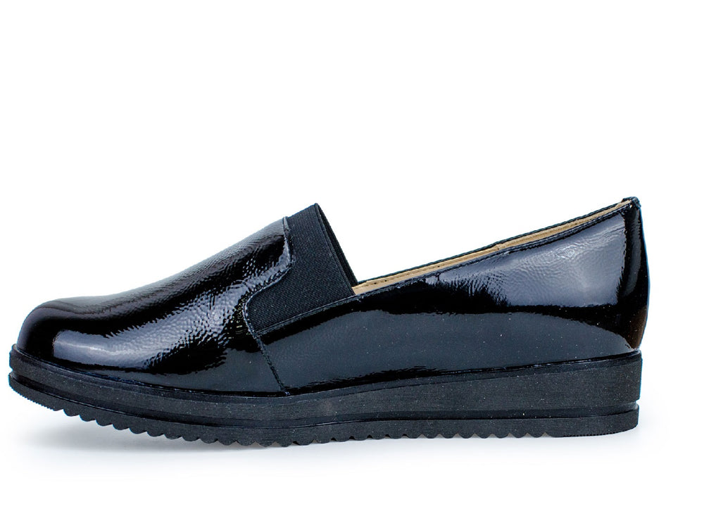 Zapato cerrado color negro brillante para Mujer, estilo confort con suela plana.