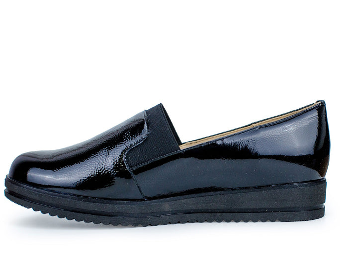 Zapato cerrado color negro brillante para Mujer, estilo confort con suela plana.