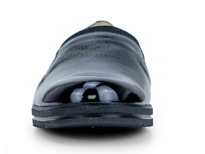 Zapato cerrado color negro brillante para Mujer, estilo confort con suela plana.
